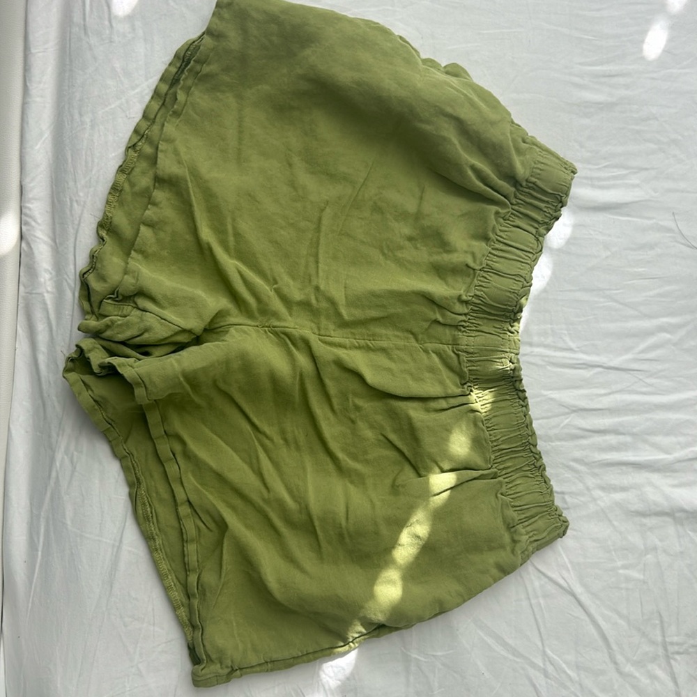 These green ruffle linen H&M shorts are in perfect condition.